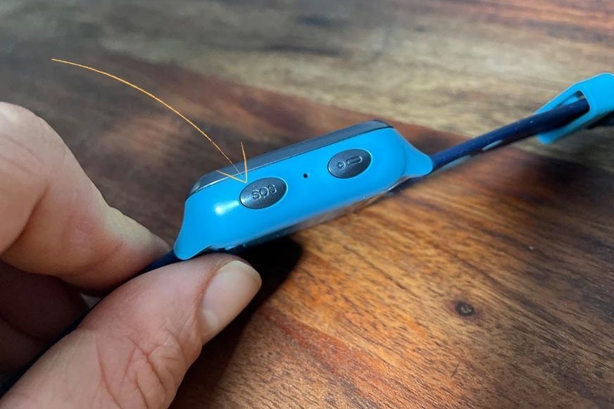 Man sieht die SOS-Taste einer Smartwatch.